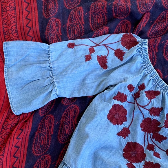 Dizzy Lizzy Denim Embroidered Peasant Top - Picture 4 of 8